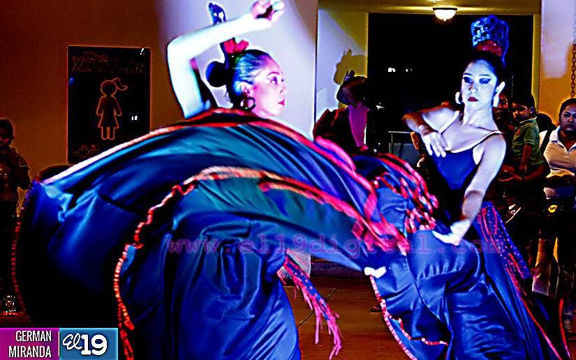 Enamorados disfrutaron una Noche de Corazones Rojos