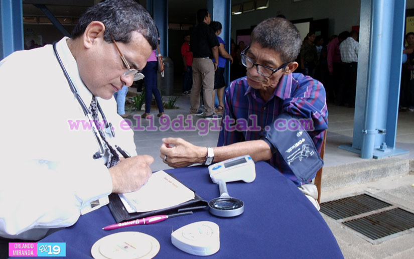 Cientos de parejas dan el “Sí acepto” ante el juez previo a Ya Tu Boda 2017