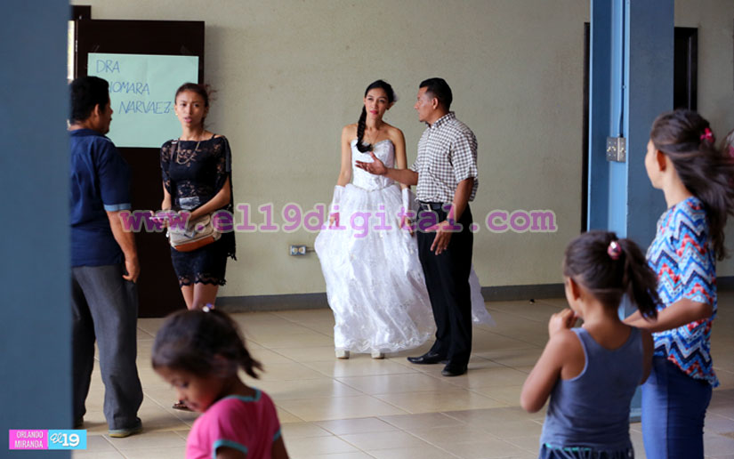 Cientos de parejas dan el “Sí acepto” ante el juez previo a Ya Tu Boda 2017