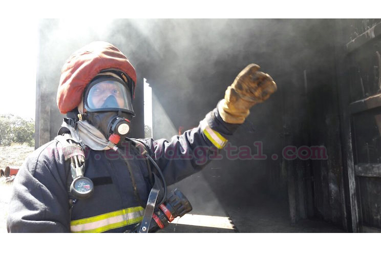 Bomberos unificados son capacitados en técnicas de buceo en humo