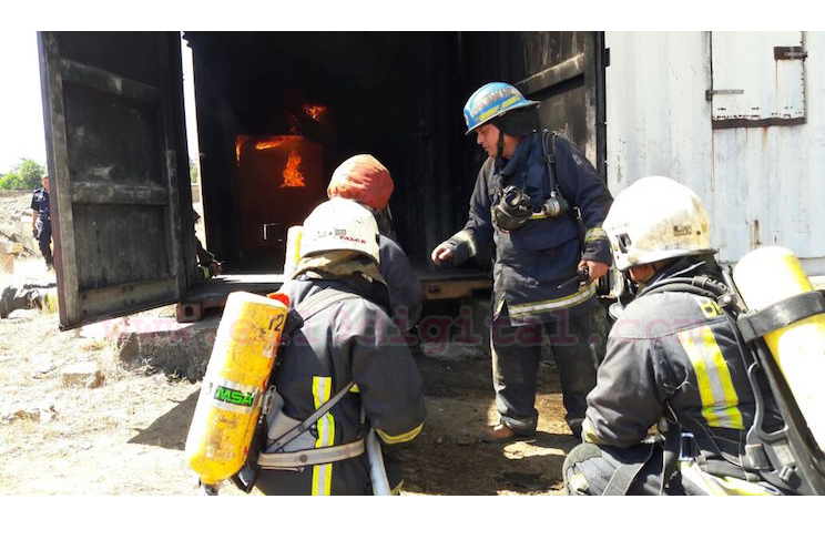 Bomberos unificados son capacitados en técnicas de buceo en humo