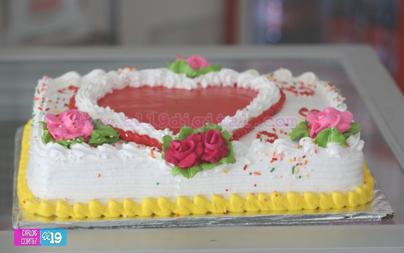 Floristerías y pastelerías registran buenas ventas por San Valentín 