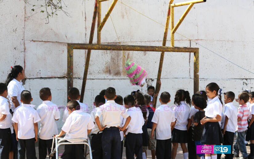 Celebran el día del amor y la amistad en centros educativos públicos