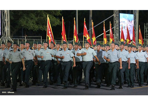 Familias disfrutan Desfile Militar en Avenida Bolívar