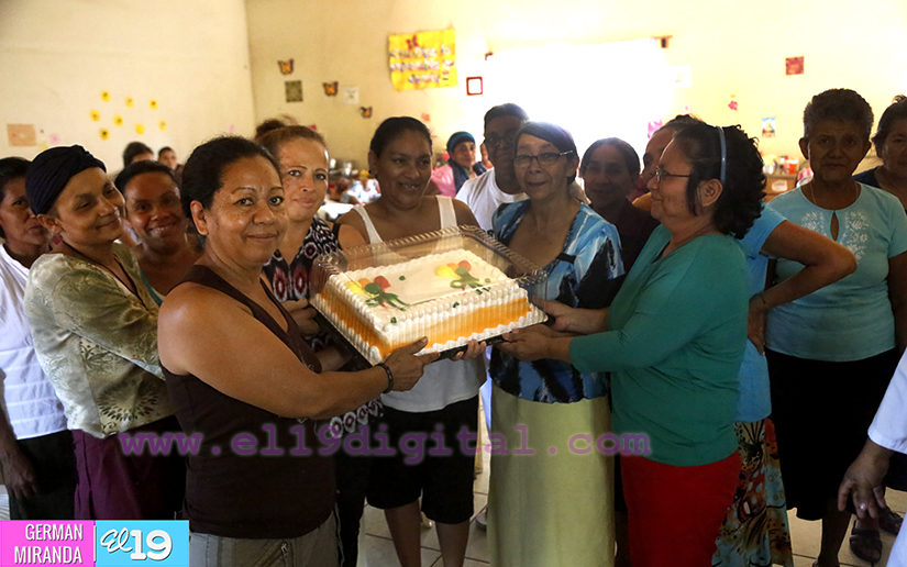 Pacientes del Bertha Calderón celebran el Día del Amor y la Amistad