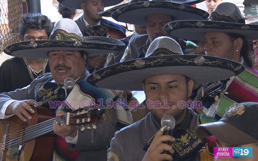 “Los Guadalupanos” encienden el ambiente en el Mercadito Candelaria
