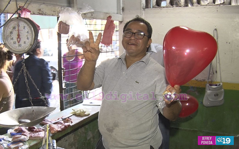 “Los Guadalupanos” encienden el ambiente en el Mercadito Candelaria