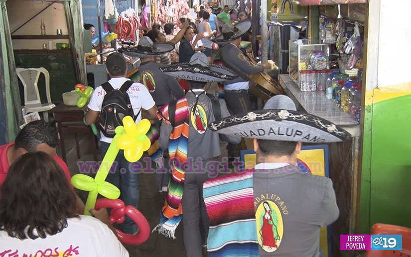 “Los Guadalupanos” encienden el ambiente en el Mercadito Candelaria