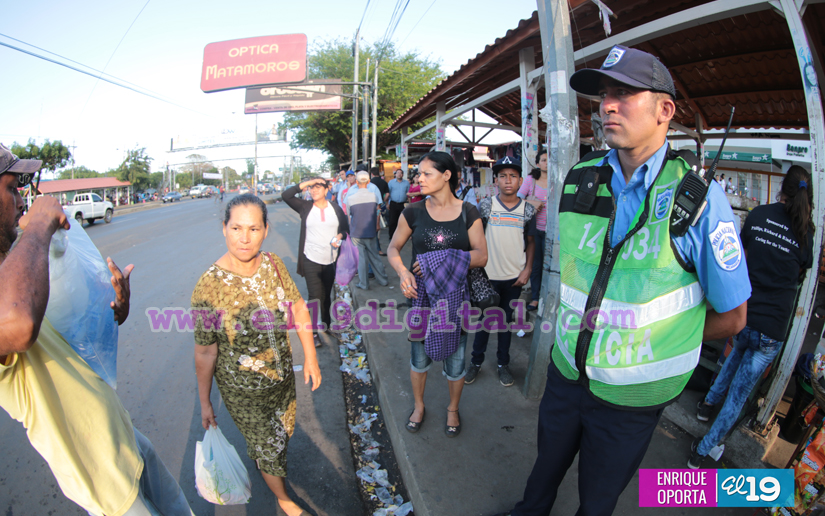 Policía Nacional en permanente vigilancia en centros de compras y paradas de buses 