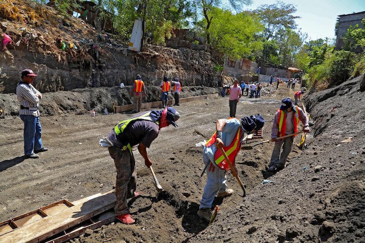 Supervisan obras de estabilización y revestimiento del cauce Domitila Lugo