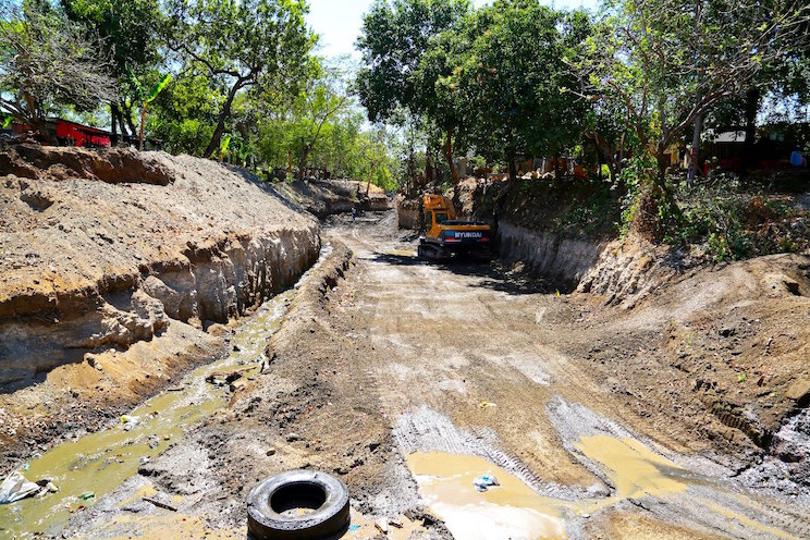 Supervisan obras de estabilización y revestimiento del cauce Domitila Lugo
