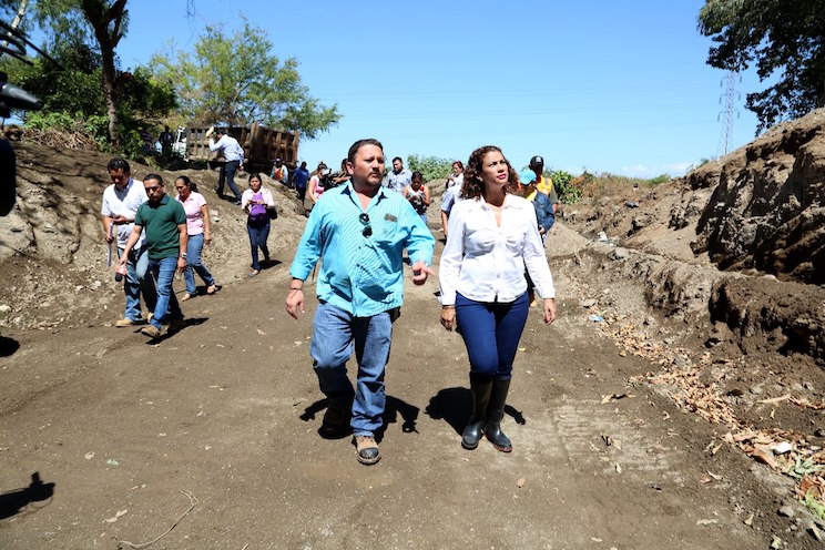 Supervisan obras de estabilización y revestimiento del cauce Domitila Lugo