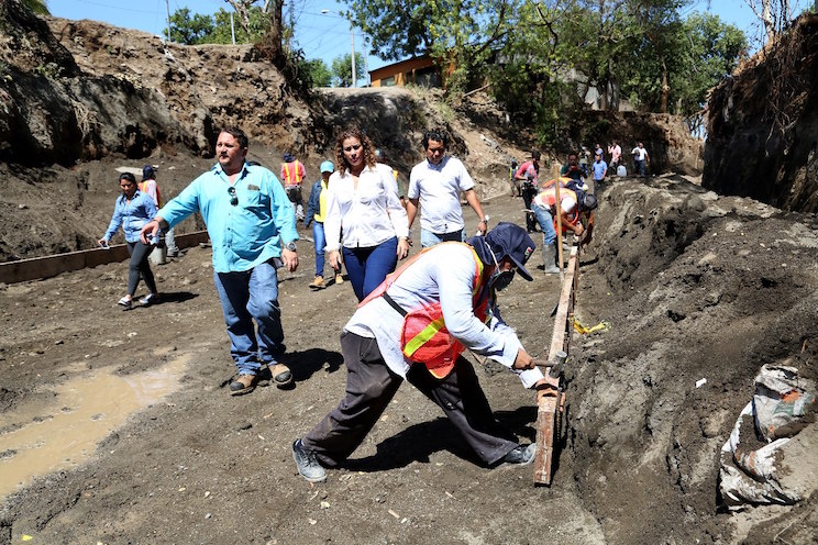 Supervisan obras de estabilización y revestimiento del cauce Domitila Lugo