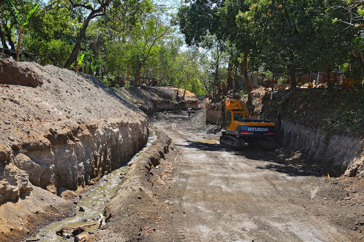 Supervisan obras de estabilización y revestimiento del cauce Domitila Lugo