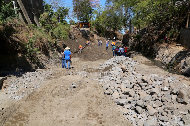 Supervisan obras de estabilización y revestimiento del cauce Domitila Lugo