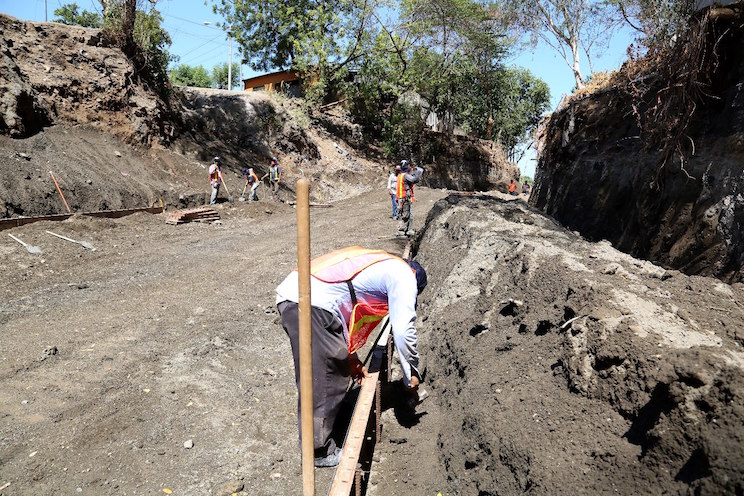 Supervisan obras de estabilización y revestimiento del cauce Domitila Lugo