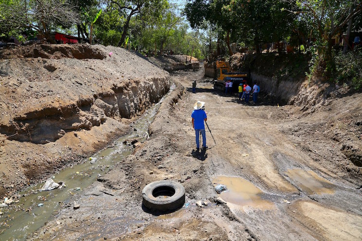 Supervisan obras de estabilización y revestimiento del cauce Domitila Lugo