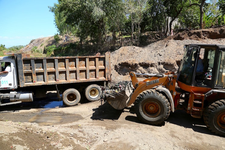 Supervisan obras de estabilización y revestimiento del cauce Domitila Lugo