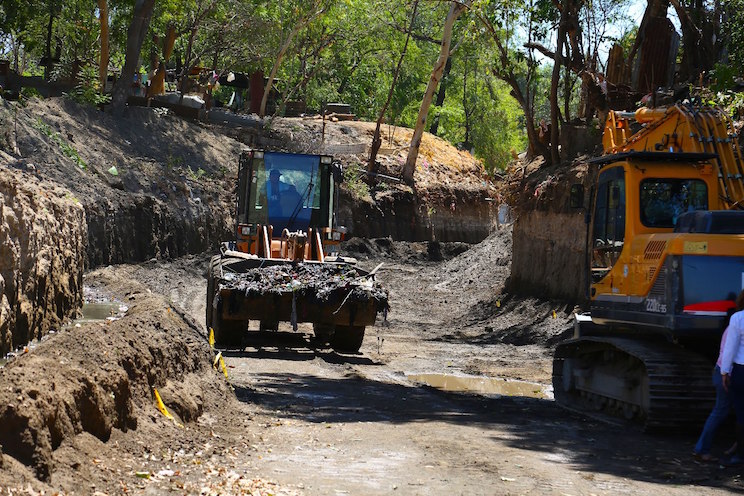 Supervisan obras de estabilización y revestimiento del cauce Domitila Lugo