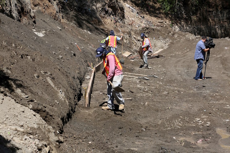 Supervisan obras de estabilización y revestimiento del cauce Domitila Lugo