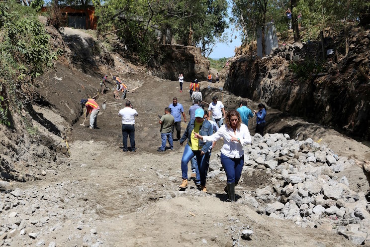 Supervisan obras de estabilización y revestimiento del cauce Domitila Lugo