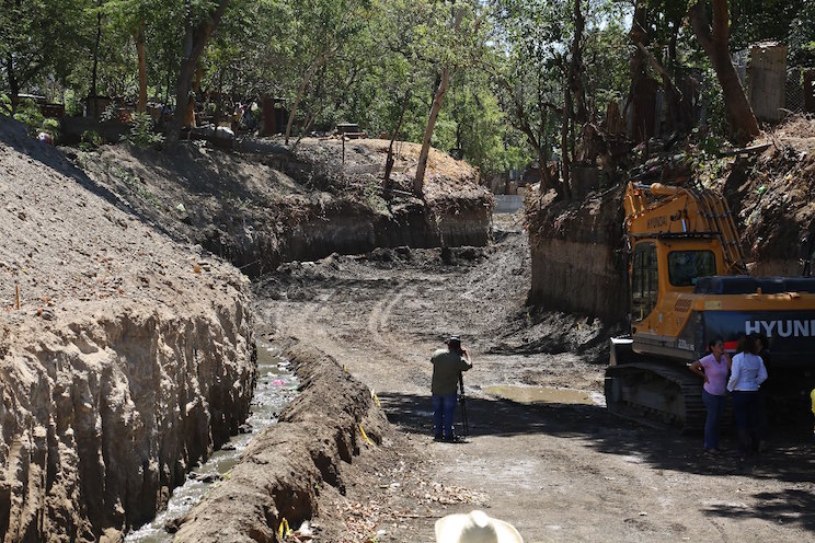 Supervisan obras de estabilización y revestimiento del cauce Domitila Lugo