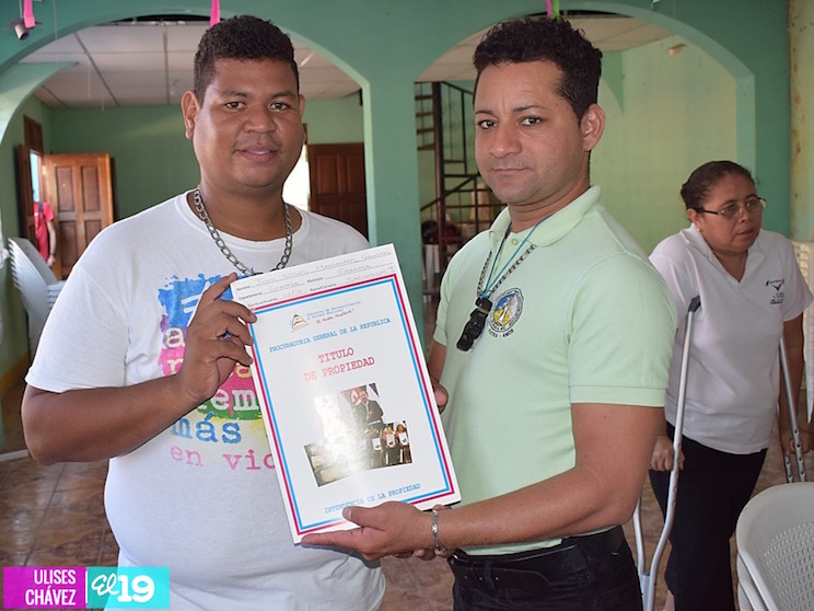 Familias granadinas reciben Títulos de Propiedad