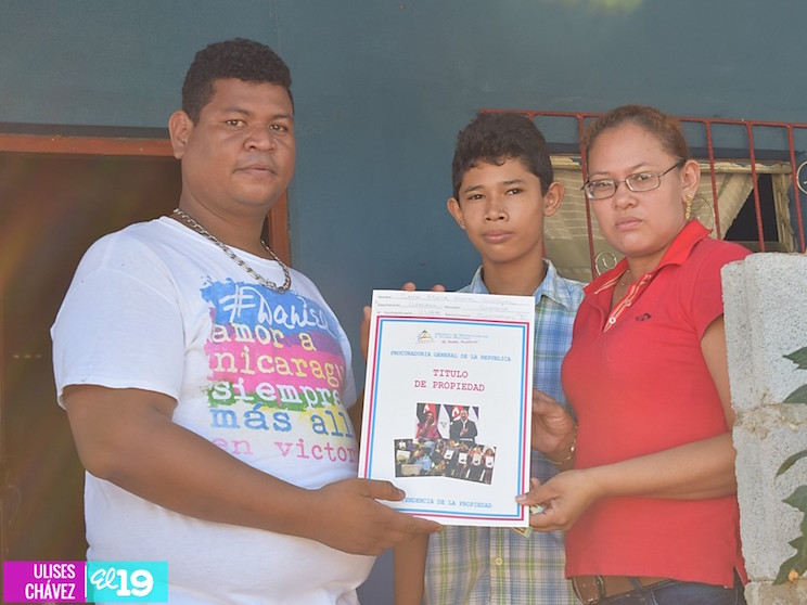 Familias granadinas reciben Títulos de Propiedad