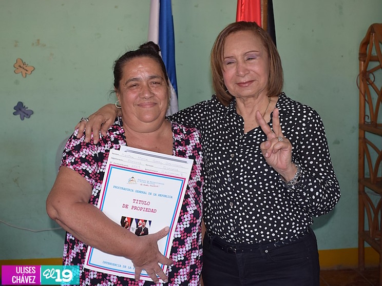 Familias granadinas reciben Títulos de Propiedad