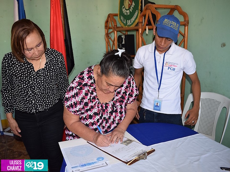 Familias granadinas reciben Títulos de Propiedad