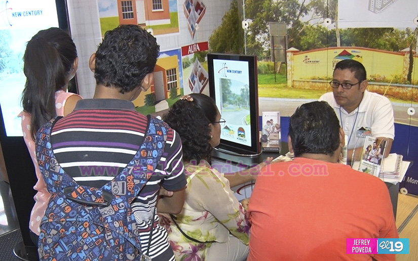 Familias acuden a la feria ExpoCasa 2017