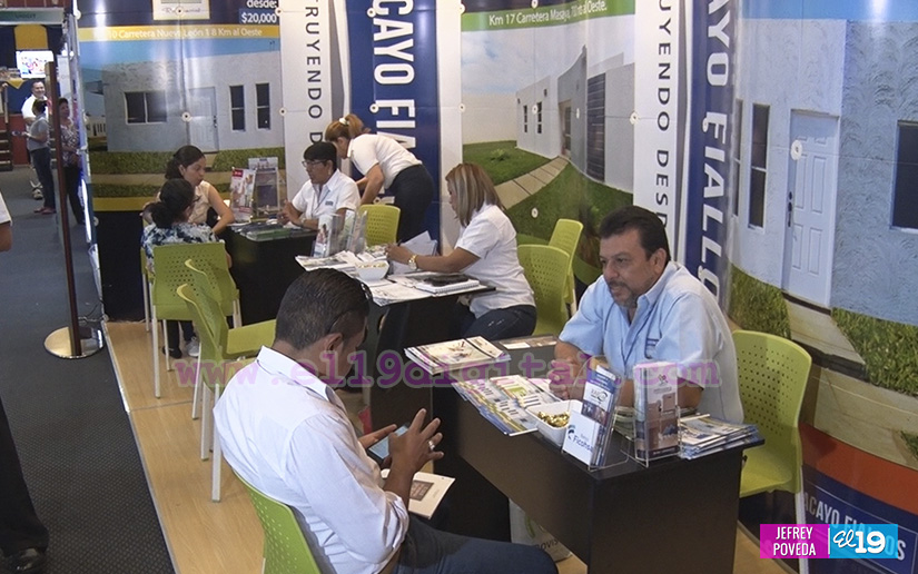 Familias acuden a la feria ExpoCasa 2017