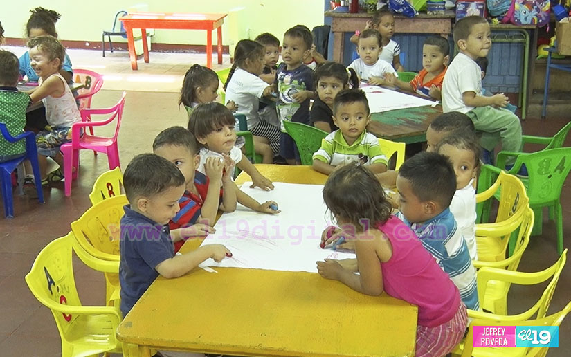 Infantes conocen de Sandino jugando y coloreando