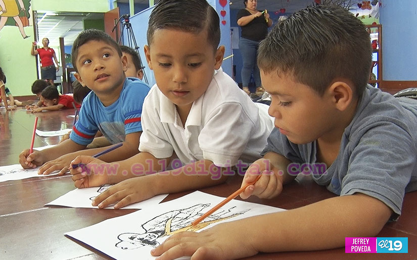 Infantes conocen de Sandino jugando y coloreando