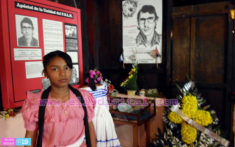 Estudiantes entregan ofrenda floral a los héroes de Monimbó