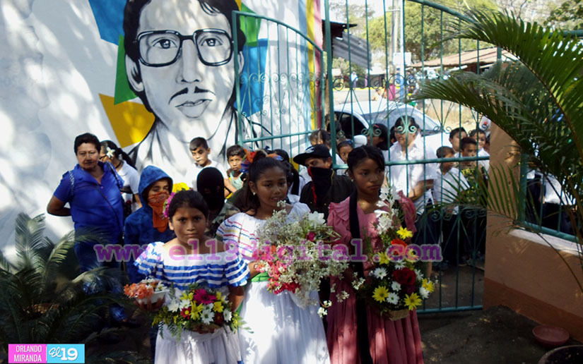 Estudiantes entregan ofrenda floral a los héroes de Monimbó