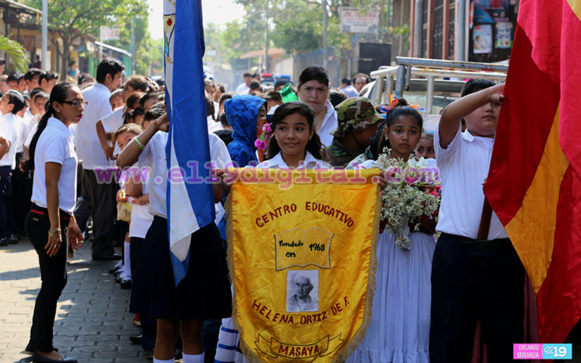 Estudiantes entregan ofrenda floral a los héroes de Monimbó