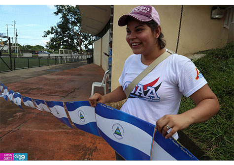 Jóvenes hacen Patria limpiando y embanderillando canchas deportivas