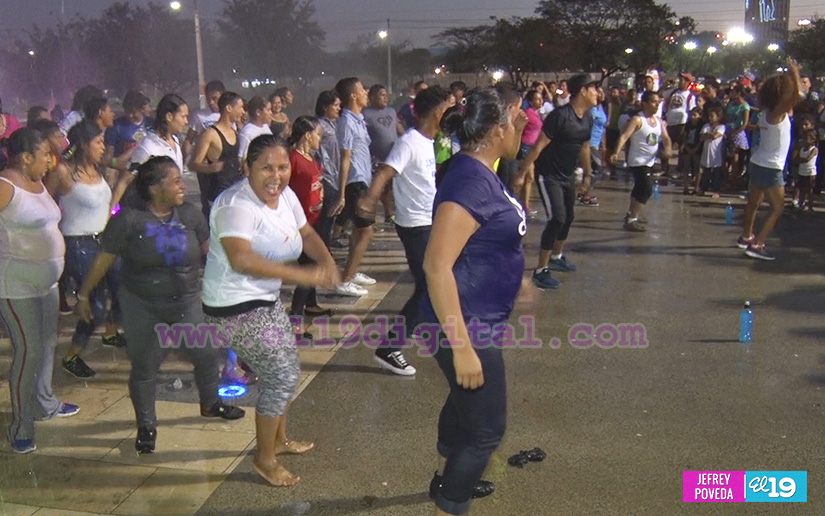 MDAA realiza zumbatón acuático en Plaza 22 de Agosto