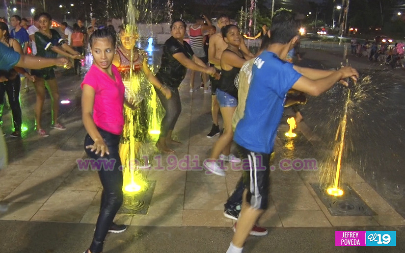 MDAA realiza zumbatón acuático en Plaza 22 de Agosto