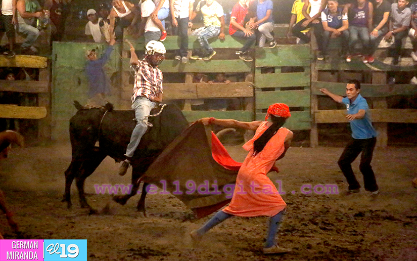 Con barrera de toros inician fiestas patronales de Sábana Grande
