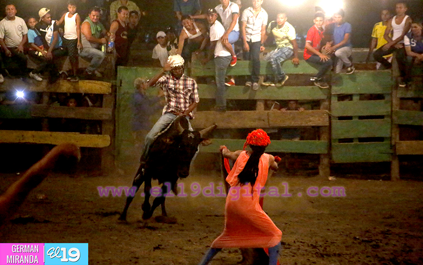 Con barrera de toros inician fiestas patronales de Sábana Grande