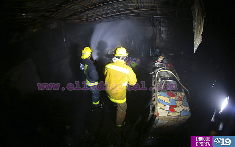 Bomberos controlan incendio en negocio cercano al Mercado Oriental
