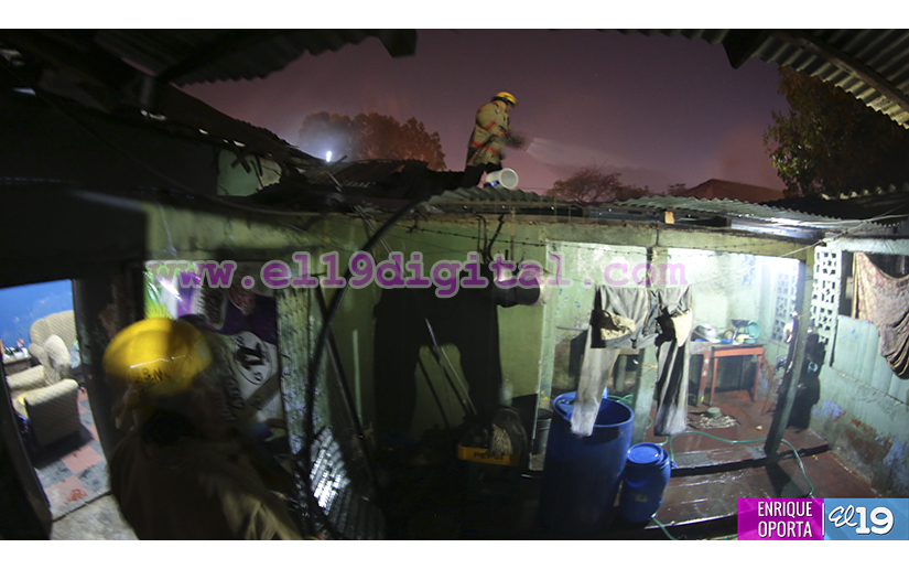 Bomberos controlan incendio en negocio cercano al Mercado Oriental