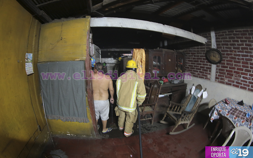 Bomberos controlan incendio en negocio cercano al Mercado Oriental
