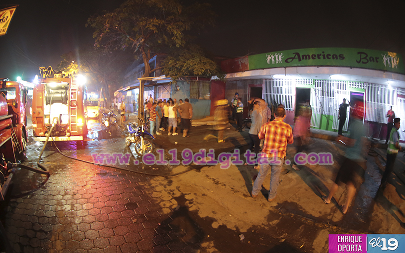 Bomberos controlan incendio en negocio cercano al Mercado Oriental
