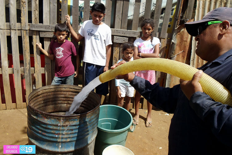 Familias del barrio Naciones Unidas reciben vital líquido a través del Plan Verano desarrollado por Enacal