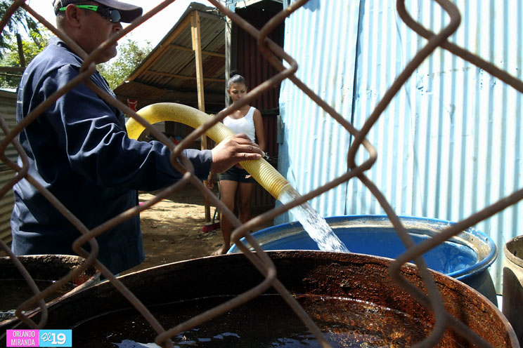 Familias del barrio Naciones Unidas reciben vital líquido a través del Plan Verano desarrollado por Enacal