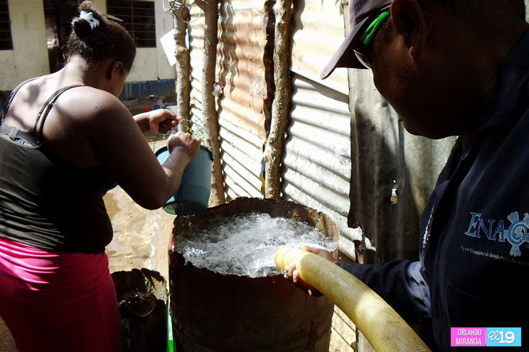 Familias del barrio Naciones Unidas reciben vital líquido a través del Plan Verano desarrollado por Enacal