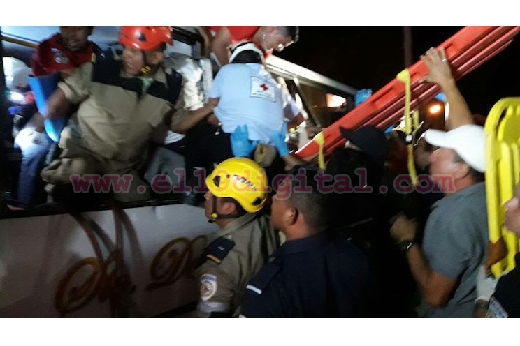 Fuerte accidente de bus deja varias personas lesionadas
